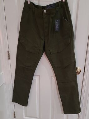 Forever 21 Mid Rise, Narrow Hip, Skinny Legs, Green Men’s Cargo Pants - Size 36